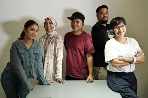 SEMANGAT SEPASUKAN: Nusaibah Abdul Rahim (dua dari kiri) selaku penerbit ‘Mencari Marina’ rasa bersyukur mendapat pasukan yang baik dari pelakon Singapura, Lydia Asyqin (kiri) dan seberang, Fauziah Latiff (kanan) serta rakan penerbit dan pengarah Safiyuddin Razif (dua dari kanan) serta pengarah Izzat Yusoff.