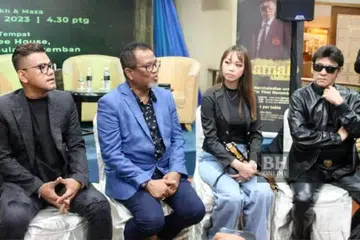 GEMBLENG TENAGA: (Dari kiri) Azlan The Typewriter, Nash, Eka Sharif dan Jamal Abdillah bakal menjayakan konsert amal bagi membantu rakyat Palestin.