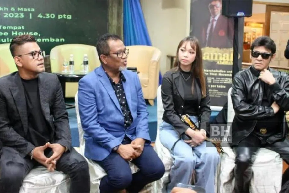 GEMBLENG TENAGA: (Dari kiri) Azlan The Typewriter, Nash, Eka Sharif dan Jamal Abdillah bakal menjayakan konsert amal bagi membantu rakyat Palestin.