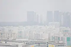 BERJEREBU: Inilah keadaan jerebu di kawasan Bukit Panjang sekitar 1.45 petang semalam. Bacaan PSI 24 jam di barat Singapura pada 2 petang ialah 110. - Foto BH oleh JASON QUAH