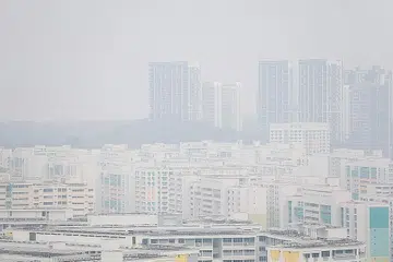 BERJEREBU: Inilah keadaan jerebu di kawasan Bukit Panjang sekitar 1.45 petang semalam. Bacaan PSI 24 jam di barat Singapura pada 2 petang ialah 110. - Foto BH oleh JASON QUAH