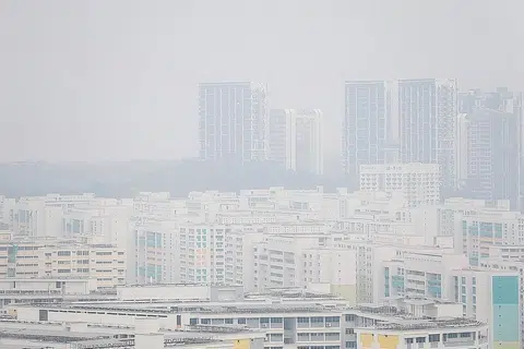 BERJEREBU: Inilah keadaan jerebu di kawasan Bukit Panjang sekitar 1.45 petang semalam. Bacaan PSI 24 jam di barat Singapura pada 2 petang ialah 110. - Foto BH oleh JASON QUAH
