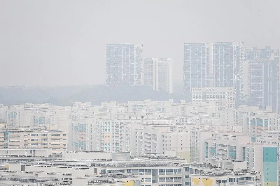 BERJEREBU: Inilah keadaan jerebu di kawasan Bukit Panjang sekitar 1.45 petang semalam. Bacaan PSI 24 jam di barat Singapura pada 2 petang ialah 110. - Foto BH oleh JASON QUAH