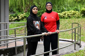 Cik Sharifah Osman (kanan) bertekad terus mengamalkan gaya hidup sihat untuk menjaga kesihatan fizikal dan mentalnya dan agar dapat menjaga anaknya, Siti Nur Aisyah,  yang menghadapi masalah kurang daya intelek dan Gangguan Hiperaktif Kurang Perhatian (ADHD).