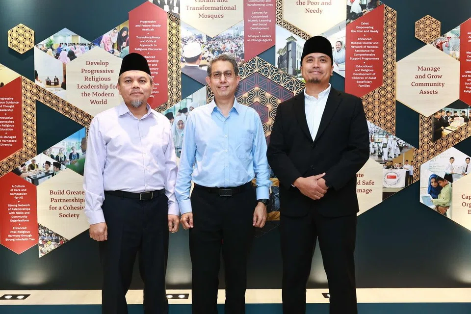 Pemangku Menteri Bertanggungjawab bagi Ehwal Masyarakat Islam, Profesor Madya Dr Muhammad Faishal Ibrahim (tengah), bergambar bersama Ustaz Nor Razak Bakar (kiri), yang akan mengundurkan diri selepas berkhidmat di ROMM selama 26 tahun. Bersama bergambar ialah Ustaz Syakir Pasuni (kanan) yang akan memikul tanggungjawab sebagai Pendaftar mulai 1 Februari, menggantikan Ustaz Nor Razak.