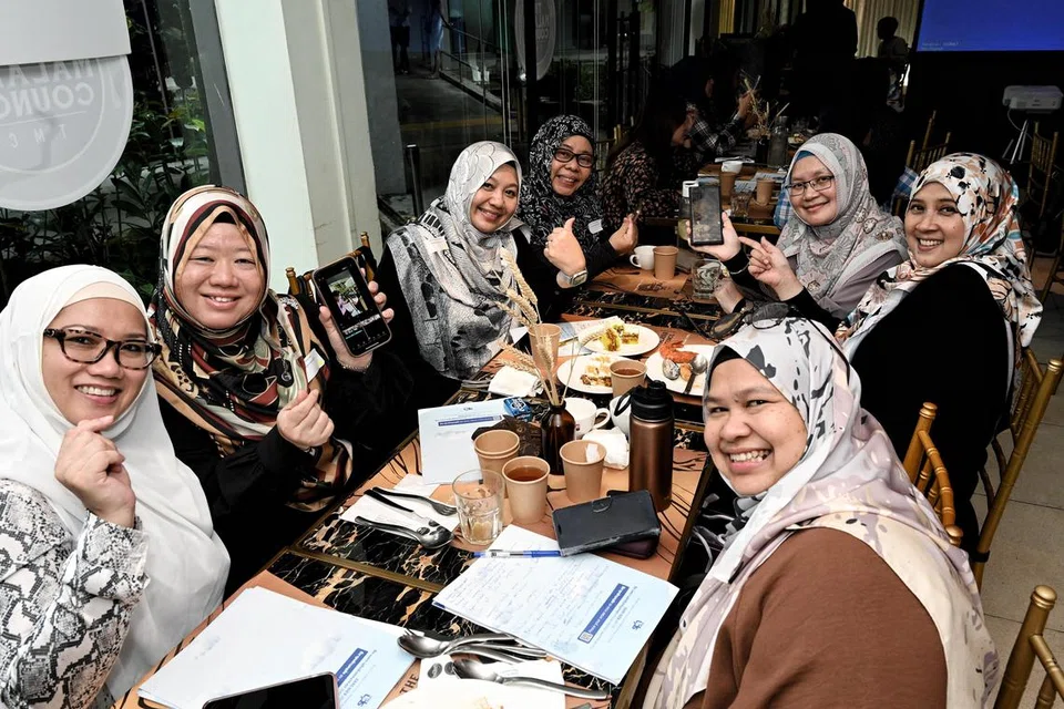 KEMAHIRAN BARU:  Cik Rita Zarina Mohd Nazeer (tiga dari barisan kiri) bersama kumpulannya kecoh membuat video ulasan makanan yang terbaik untuk peluang memenangi hadiah, dalam bengkel video BH. 