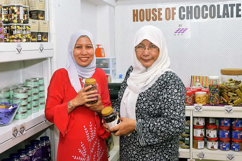 BERANEKA COKLAT: Pengarah Urusan Malaysia Brand Outlet (MBO), Cik Rosie Chik (berbaju merah), bersama Cik Junaidah Tarjo bekerjasama dalam mengembangkan House of Chocolate.