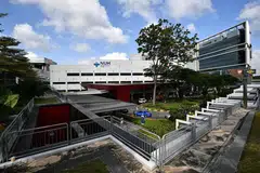 TINDAKAN SEGERA: Langkah kawalan pencegahan dilaksanakan dengan ketat di kesemua projek ubah elok Hospital Universiti Nasional (NUH) setelah adanya kelompok pekerja yang dijangkiti koronavirus.