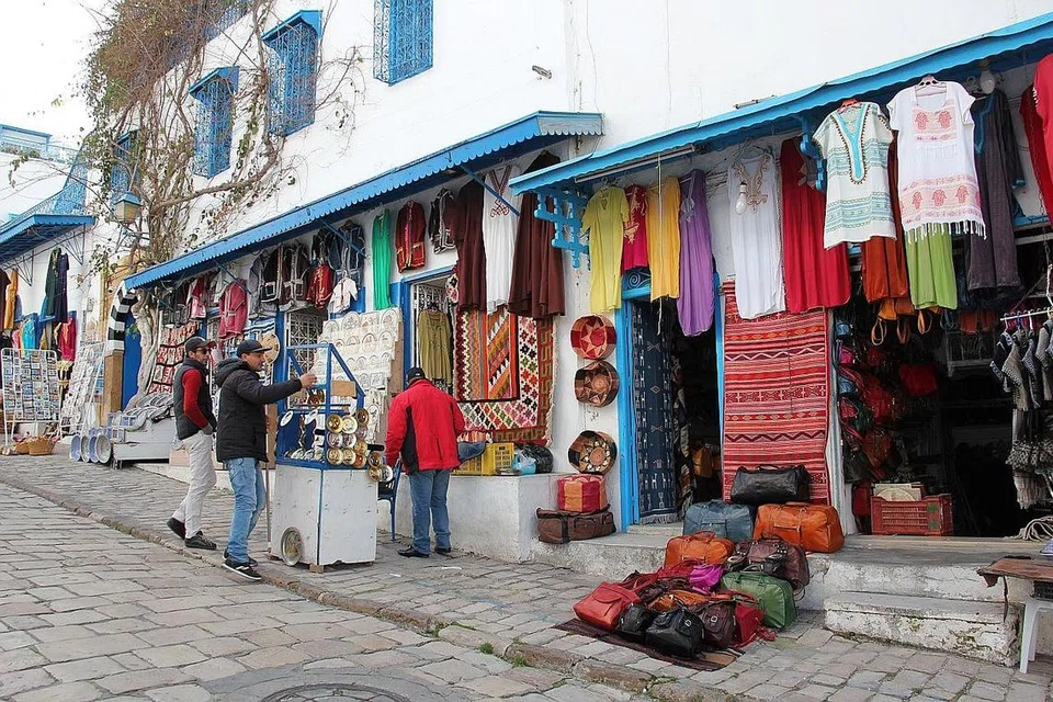 PILIH CENDERAHATI: Sebahagian dari cenderahati yang dijual di pekan Sidi Bou Said. 
