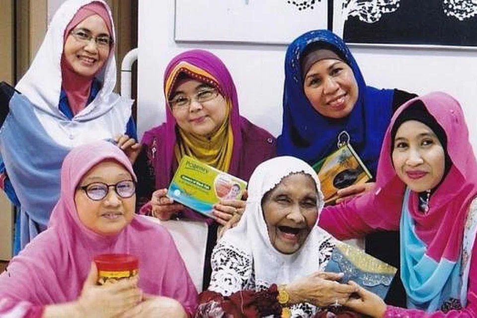 TANYA KHABAR: Anggota kumpulan Al Jawaher turut membawa sedikit buah tangan untuk Mak Momo (dua dari kanan)dan anaknya, Kamaliah Latiff (kiri). - Foto KARIM ISKANDAR