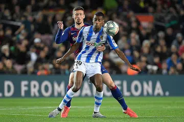 PENYERANG MUDA BERBAKAT: Alexander Isak (depan) sejauh ini telah menjaringkan tujuh gol dalam 27 penampilan untuk Real Sociedad dalam La Liga musim ini. - Foto AFP