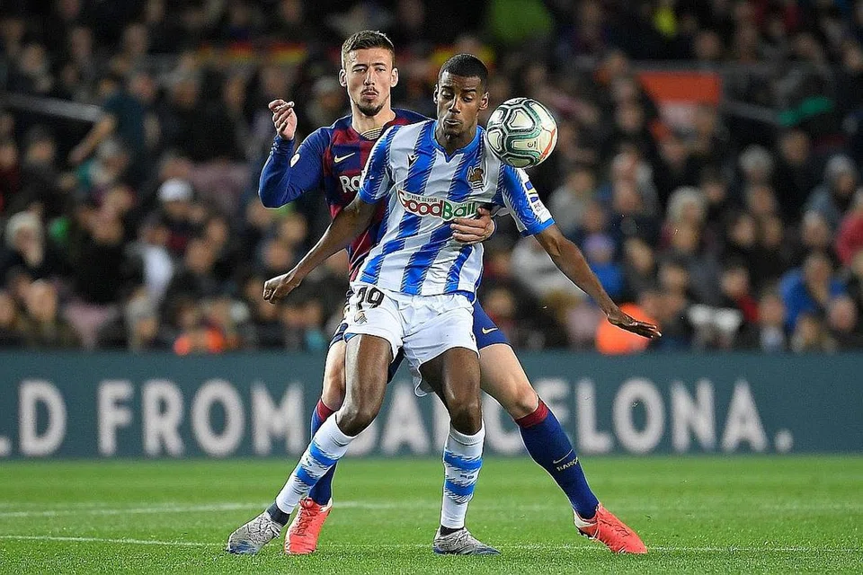 PENYERANG MUDA BERBAKAT: Alexander Isak (depan) sejauh ini telah menjaringkan tujuh gol dalam 27 penampilan untuk Real Sociedad dalam La Liga musim ini. - Foto AFP