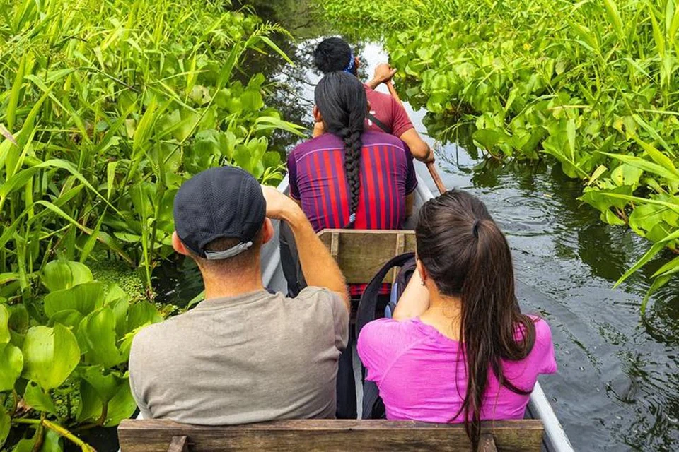 SOKONG MASYARAKAT TEMPATAN: Lawati aktiviti di bandar kecil sambil menyokong penduduk tempatan. 