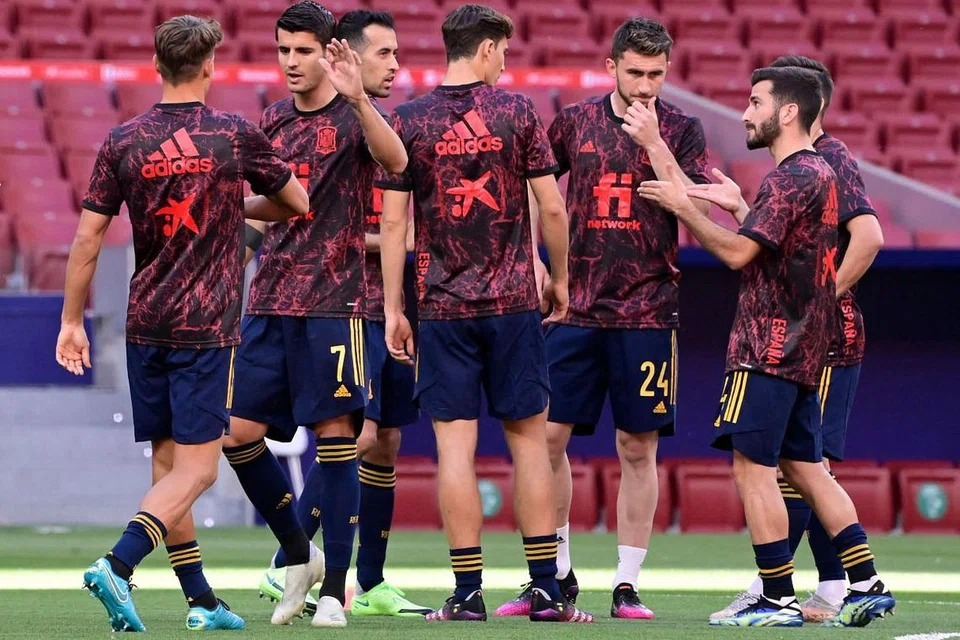 SEPANYOL MASIH GAGAH: Luis Enrique dikatakan masih berpeluang menjadikan La Roja juara kerana ia mempunyai trio 'midfield' yang 'kebal'. - Foto AFP