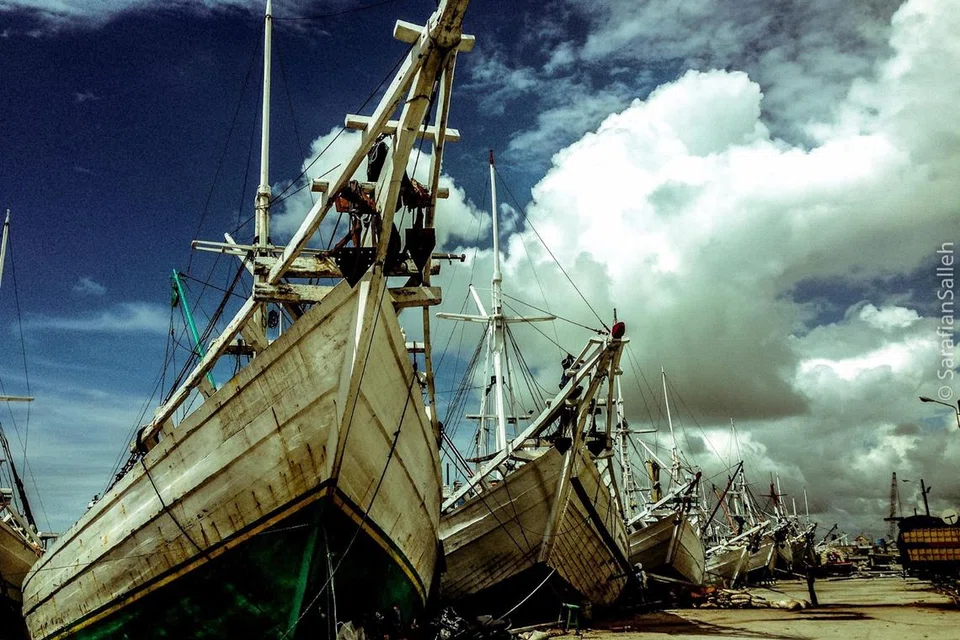 Kapal Phinisi – kapal tradisional yang digunakan oleh pelaut daripada suku Bugis – di Makassar pada 2014.