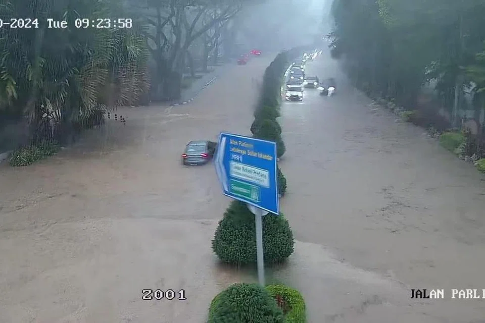 Jalan menuju ke bangunan Parlimen Malaysia dinaiki banjir kilat, menyebabkan ramai Ahli Parlimen terperangkap sehingga persidangan Dewan Rakyat terpaksa dilewatkan setengah jam pada 15 Oktober.  