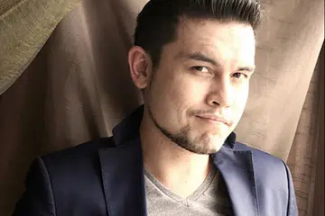 BERI PERANGSANG: Vince Chong yang berduet dengan Datuk Aishah pada konsert minggu keempat ‘All Stars Gegar Vaganza’, pada Ahad, meminta penyanyi veteran itu mengabaikan sahaja komen negatif warganet dan berehat dengan tenteram.