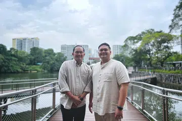 Daripada pengalamannya semasa menjalani Perkhidmatan Negara (NS), Encik Aqil Azmi (kanan) dapat menyelamatkan nyawa ayahnya, Encik Azmi Said, dengan melakukan CPR apabila ayahnya diserang penyakit jantung pada April.