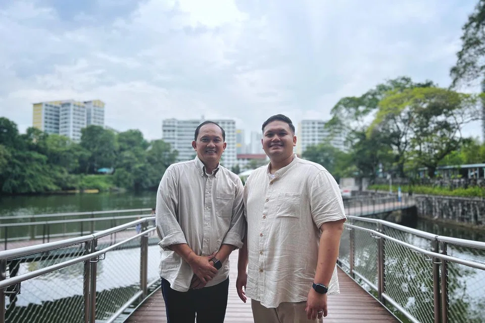 Daripada pengalamannya semasa menjalani Perkhidmatan Negara (NS), Encik Aqil Azmi (kanan) dapat menyelamatkan nyawa ayahnya, Encik Azmi Said, dengan melakukan CPR apabila ayahnya diserang penyakit jantung pada April.