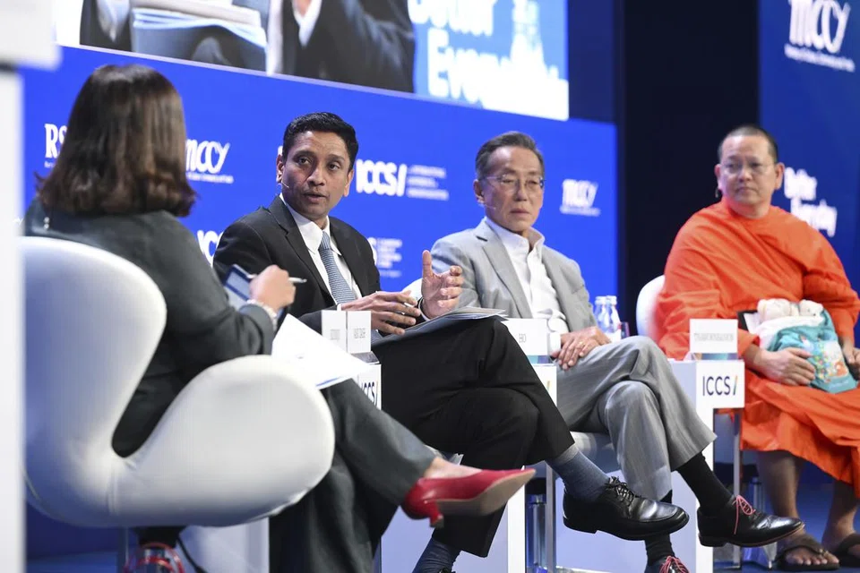 Menteri Negara (Kebudayaan, Masyarakat dan Belia merangkap Tenaga Manusia), Encik Dinesh Vasu Dash (dua dari kiri) berkata pemerintah harus berusaha gigih untuk bersama golongan muda dan menggalakkan mereka untuk tampil ke hadapan. Beliau ditemani dua penyampai di salah satu plenari di ICCS 2025 (dari kanan) Pengerusi Institut Pengurusan Buddha untuk Kebahagiaan dan Keamanan serta Setiausaha Agung Gabungan Agama untuk Keamanan Thailand, Encik Venerable Napan Thawornbanjob; Pengasas dan Pengerusi Eksekutif syarikat hospitaliti Banyan Group, Encik Ho Kwon Ping; serta moderator, Profesor Pengajian Islam dan Antara Agama di Universiti Edinburgh, Professor Mona Siddiqui (paling kiri). 