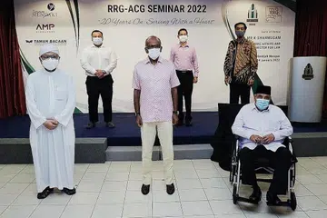 20 TAHUN BERBAKTI: Encik Shanmugam (depan, tengah) bersama (dari kiri, depan) pengerusi bersama RRG, Ustaz Mohamad Hasbi Hassan dan Ustaz Ali Haji Mohamed, serta (dari kiri, belakang) Pengerusi AMP Singapura, Dr Md Badrun Nafis Saion; Dr Muhammad Faishal dan Presiden Taman Bacaan, Encik Abdul Halim Kader. AMP dan Taman Bacaan adalah pertubuan yang merupakan anggota ACG. - Foto BH oleh KHALID BABA