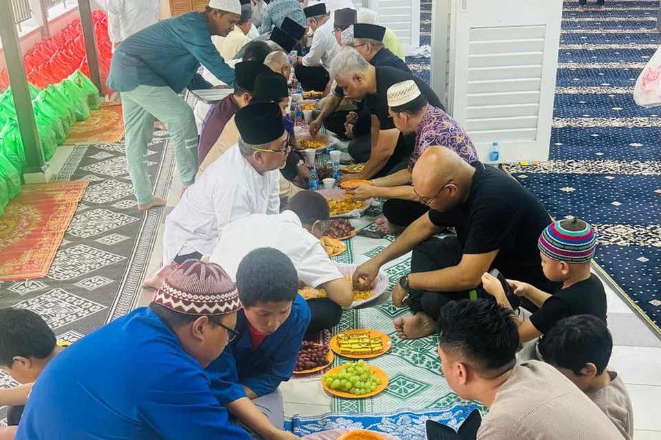 Jemaah Masjid Kampong Delta dan bekas penghuni Pondok Desa Gelam selepas majlis Maulid yang diadakan pada 24 Februari sempena Nisfu Syaaban. Majlis itu turut menyaksikan sumbangan derma kepada Lembaga Pentadbir Masjid Kampong Delta, Masjid Desa Gelam di Pulau Bawean dan Dana Kita Prihatin 2024-Pondok Gelam