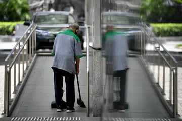 Pekerja bergaji rendah yang berusia 60 tahun dan ke atas akan layak mendapat bayaran tahunan sebanyak $4,900, naik daripada $4,200, yang diberikan sekarang.