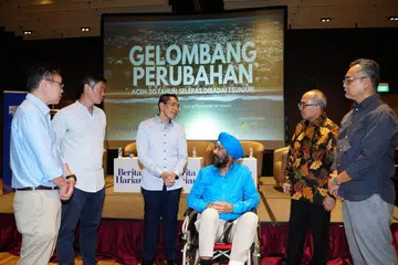 Menteri Kedua (Ehwal Luar merangkap Pendidikan), Dr Mohamad Maliki Osman (tiga dari kiri) menghadiri acara tayangan dokumentari berjudul, ‘Gelombang Perubahan: Aceh 20 Tahun Selepas Dibadai Tsunami’ di Wisma Geylang Serai pada 2 Januari. (Dari kiri) Ketua Editor Kumpulan Media Inggeris/Melayu/Tamil SPH Media, Encik Wong Wei Kong; Timbalan Ketua Pegawai Eksekutif SPH Media, Encik Kuek Yu Chuang; pengerusi Mercy Relief, Encik Satwant Singh; Duta Besar Indonesia ke Singapura, Encik Suryo Pratomo dan Editor BH, Encik Nazry Mokhtar.