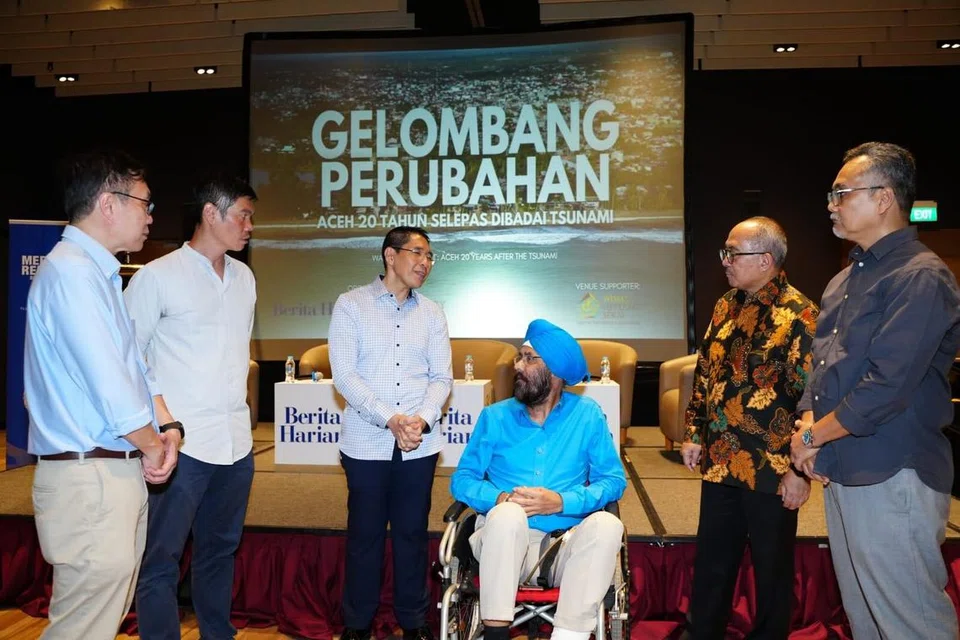 Menteri Kedua (Ehwal Luar merangkap Pendidikan), Dr Mohamad Maliki Osman (tiga dari kiri) menghadiri acara tayangan dokumentari berjudul, ‘Gelombang Perubahan: Aceh 20 Tahun Selepas Dibadai Tsunami’ di Wisma Geylang Serai pada 2 Januari. (Dari kiri) Ketua Editor Kumpulan Media Inggeris/Melayu/Tamil SPH Media, Encik Wong Wei Kong; Timbalan Ketua Pegawai Eksekutif SPH Media, Encik Kuek Yu Chuang; pengerusi Mercy Relief, Encik Satwant Singh; Duta Besar Indonesia ke Singapura, Encik Suryo Pratomo dan Editor BH, Encik Nazry Mokhtar.