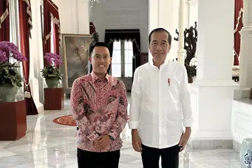 Setiausaha Sulit kepada Wanita Pertama, Cik Iriana Widodo, iaitu Encik Sendi Fardiansyah (kiri), bergambar dengan Presiden Indonesia, Encik Joko ‘Jokowi’ Widodo (kanan) selepas pertemuan untuk memaklumkan pencalonan dirinya bagi jawatan Datuk Bandar Bogor. 