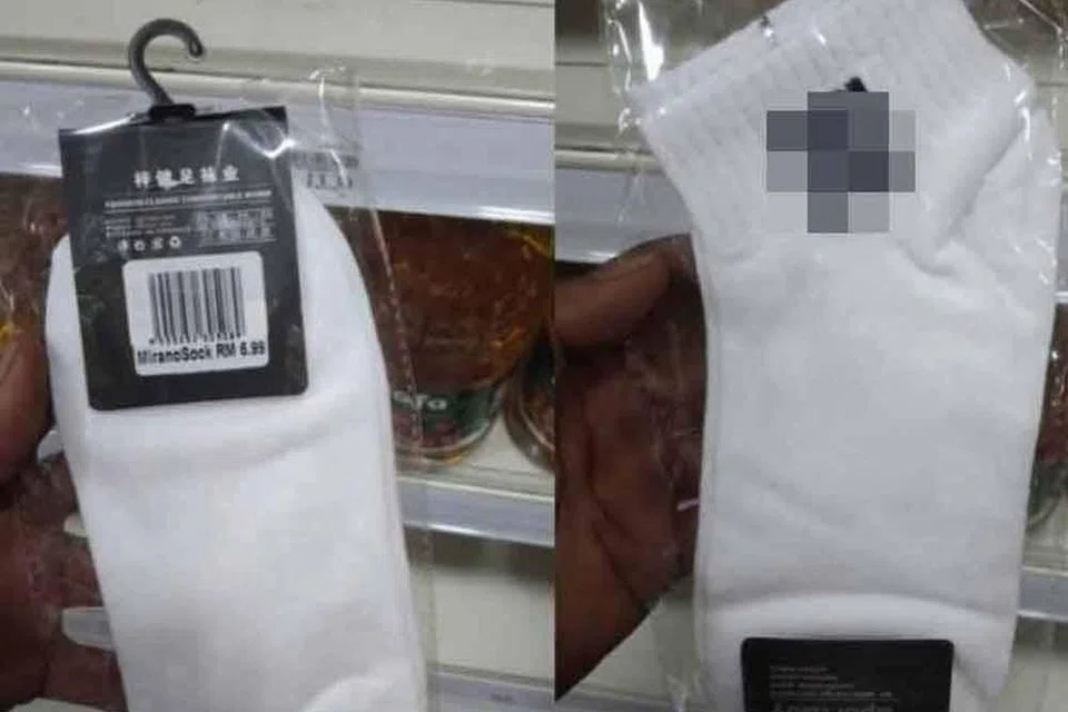 Stoking tertera kalimah Allah yang menimbulkan kemarahan umat Islam di Malaysia. 