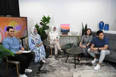PERBINCANGAN MENARIK: (Dari kiri) Hos sesi Facebook Live Berita Harian, Ustaz Muhammad Fadhly Rosli dan koresponden Berita Harian Shahida Sarhid, bersama tamu di studio, Pengarah Kanan Khidmat Sosial Pemuda Pemudi Islam Singapura (PPIS) Azita Abdul Aziz serta pasangan selebriti Huda Ali dan Den Sabari, semasa membincangkan topik 'Membina Keluarga Berdaya Tahan'. - Foto BH oleh DESMOND FOO