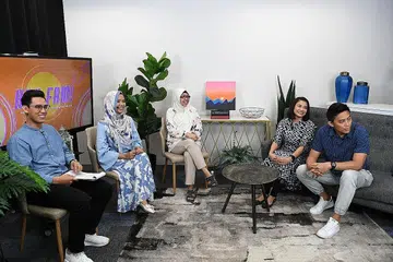 PERBINCANGAN MENARIK: (Dari kiri) Hos sesi Facebook Live Berita Harian, Ustaz Muhammad Fadhly Rosli dan koresponden Berita Harian Shahida Sarhid, bersama tamu di studio, Pengarah Kanan Khidmat Sosial Pemuda Pemudi Islam Singapura (PPIS) Azita Abdul Aziz serta pasangan selebriti Huda Ali dan Den Sabari, semasa membincangkan topik 'Membina Keluarga Berdaya Tahan'. - Foto BH oleh DESMOND FOO