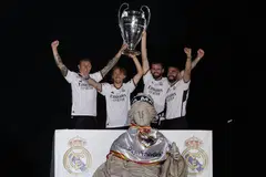 (Dari kiri) Toni Kroos, Luka Modric, Nacho Fernandez, dan Dani Carvajal meraikan kemenangan Liga Juara-Juara dengan peminat.