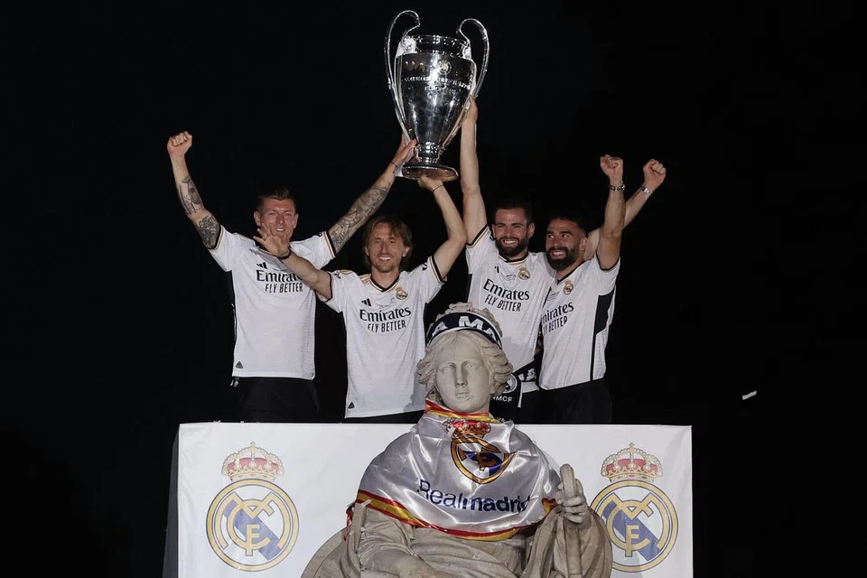 (Dari kiri) Toni Kroos, Luka Modric, Nacho Fernandez, dan Dani Carvajal meraikan kemenangan Liga Juara-Juara dengan peminat.