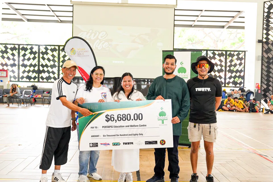 (Dari kiri) Penganjur dan pengasas bersama acara ‘Give To Life’, Encik Zamri Kamsin; penganjur dan pengasas bersama, Cik Junaidah Abdullah; tetamu terhormat, Anggota Parlimen GRC Sembawang, Cik Mariam Jaafar; Ketua Pegawai Eksekutif Pertapis, Encik Firdaus D’Cruz; dan pengasas acara dan wakil TW3TY GROUP PTE LTD, Encik Shaz Samri.