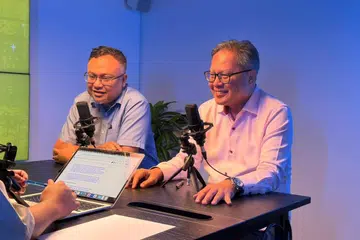 Pengarah Pengasas Dialogue Centre Limited, Encik Mohamed Imran Mohamed Taib (dua dari kanan) dan Pengarah Urusan Crescent Law Chambers LLC, Encik Ahmad Nizam Abbas hadir di podcast NoTapis BHerbual pada 17 Oktober.