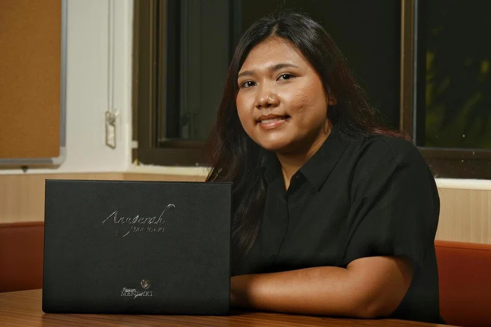 Cik Nur Sabrina Herwan berjaya memperoleh GPA sempurna dalam bidang Kehijauan Bandar dan Lanskap di Institut Pendidikan Teknikal (ITE) Kolej Timur walaupun berdepan masalah kesihatan yang memerlukan pembedahan jantung terbuka.