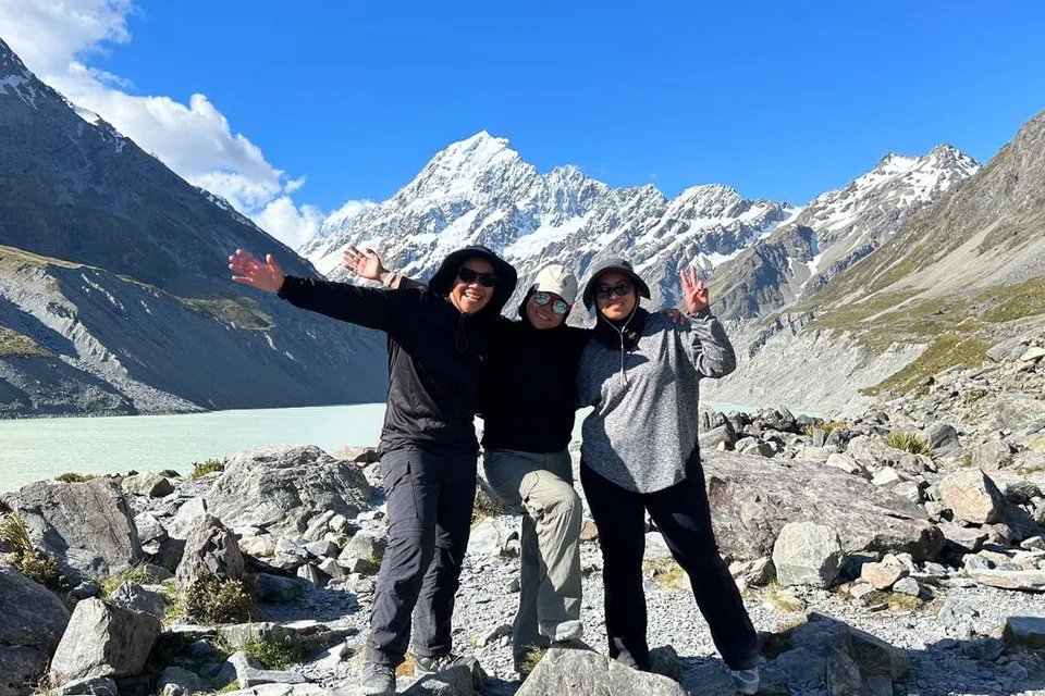 Cik Farishia Osman (kiri) berkunjung ke Mount Cook di New Zealand.