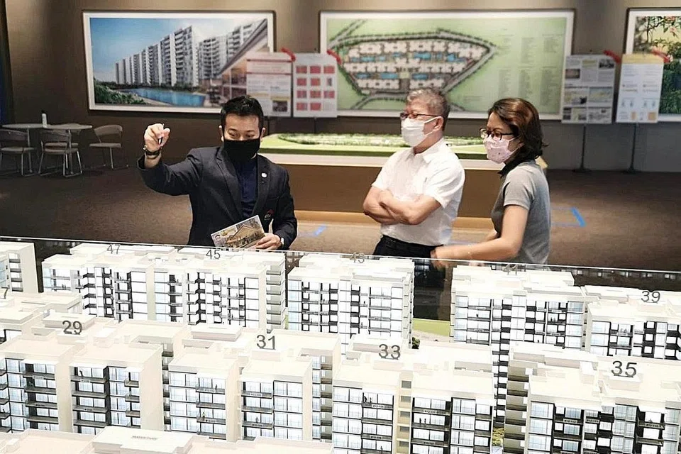 JUALAN KONDO BARU JUGA RANCAK: Selain kondominium jualan semula, kondo baru juga menyaksikan penjualan yang rancak menurut Encik Syafiq (kiri) dengan sekitar 100 unit dijual setiap bulan sejak April.