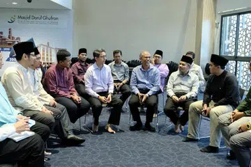 BERSAMA NAIB KADI: Encik Masagos Zulkifli Masagos Mohamad dan Profesor Madya Faishal Ibrahim (lima dan enam dari kanan) menemui sekumpulan naib kadi di Masjid Ghufran pada 2 Mac 2020.