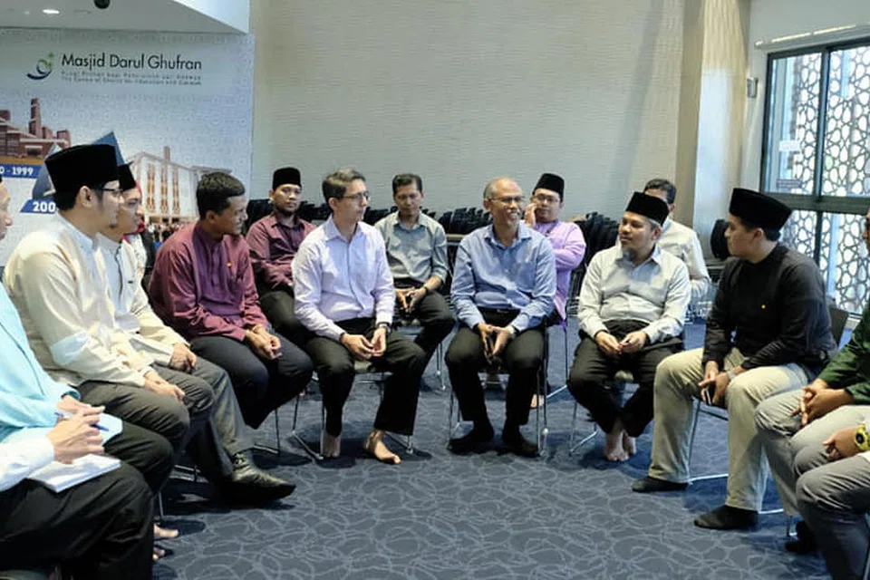 BERSAMA NAIB KADI: Encik Masagos Zulkifli Masagos Mohamad dan Profesor Madya Faishal Ibrahim (lima dan enam dari kanan) menemui sekumpulan naib kadi di Masjid Ghufran pada 2 Mac 2020.