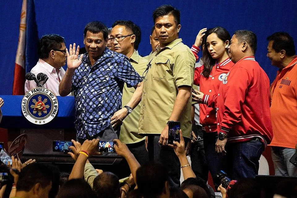 MASIH POPULAR: Walaupun terdapat kritikan mengenai perang dadahnya, yang menyaksikan ribuan suspek pengedar dan penyalah guna dadah mati, Presiden Duterte (melambai) masih sangat popular di seluruh Filipina dan beliau kini menguasai Senat dan Dewan Perwakilan Rakyat. - Foto AFP.