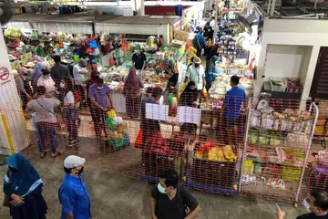 Kebanyakan pelanggan di Pasar Geylang Serai dilihat mematuhi peraturan jarak selamat semasa membeli-belah. 