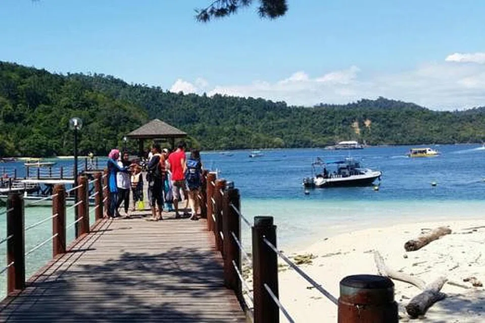 PEMANDANGAN DI JETI PULAU SAPI: Di sinilah penulis telah menyertai aktiviti 'zipline' yang membawanya dari Pulau Gaya ke Pulau Sapi. - Foto FAUZIE LAILY