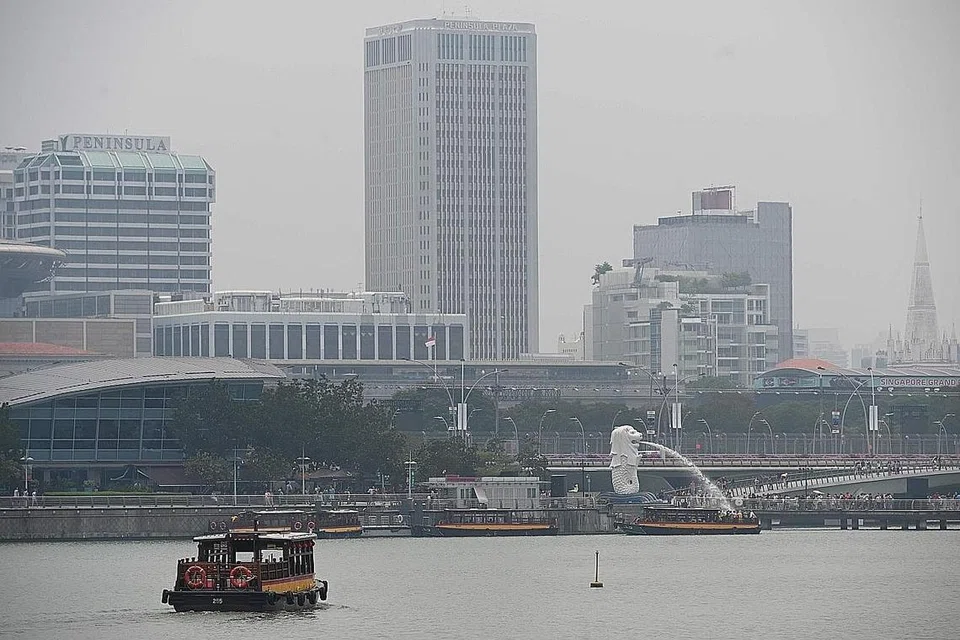 TERUS BERJEREBU: Beginilah keadaan Marina Bay (atas) dan Taman di Persisiran sekitar 2 hingga 3 petang semalam. - Foto BH oleh JASON QUAH, AFP