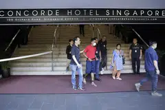 KES PERGADUHAN DI ORCHARD: Asvain Pachan Pillai Sukumaran (berbaju merah), yang didakwa membunuh seorang lelaki, dibawa semula ke tempat kejadian di Orchard Road pada Ahad pagi.