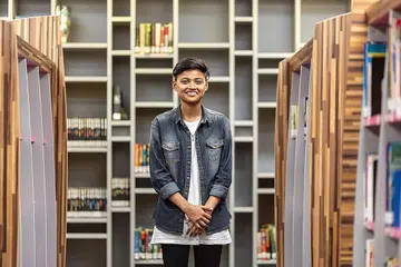 PENCAPAIAN DIIKTIRAF: Syawalliah menerima Anugerah Sarjana Muda di majlis penyampaian anugerah yang berlangsung di Rumah Budak Perempuan Singapura Jumaat lalu. - Foto MSF