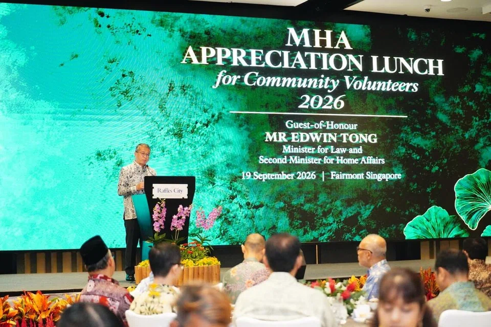 Menteri Undang-Undang merangkap Menteri Kedua Ehwal Dalam Negeri, Encik Edwin Tong menyampaikan ucapan di hadapan sekitar 400 hadirin di majlis penghargaan makan tengah hari buat sukarelawan masyarakat anjuran Kementerian Ehwal Dalam Negeri (MHA) di Hotel Fairmont pada 19 September .