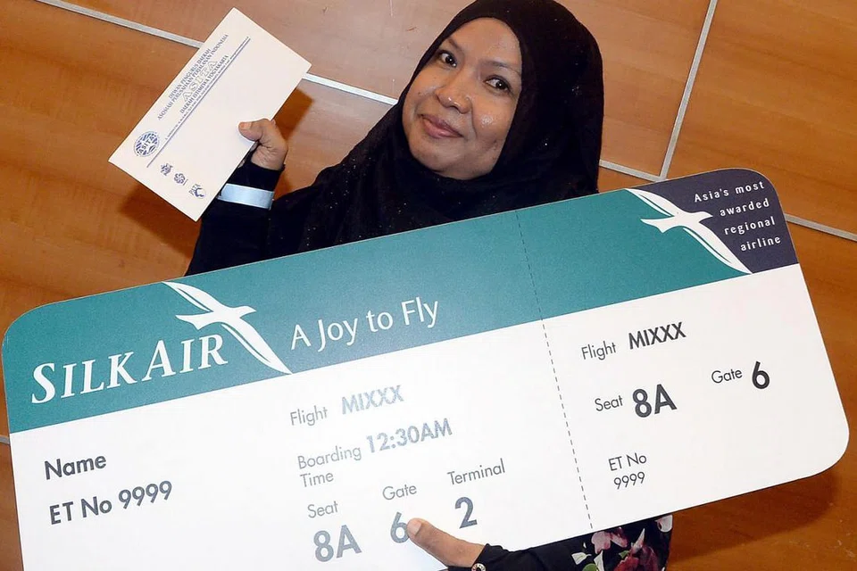 PEMENANG CABUTAN BERTUAH: Cik Fauziah Md Ali, 51 tahun, menerima sepasang tiket penerbangan ke Yogyakarta, serta penginapan tiga hari dua malam di Hotel Royal Ambarrukmo, yang ditawarkan syarikat penerbangan SilkAir.